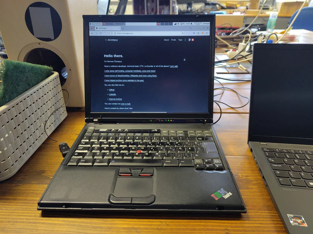 ThinkPad T40: it can still run modern Linux, for now