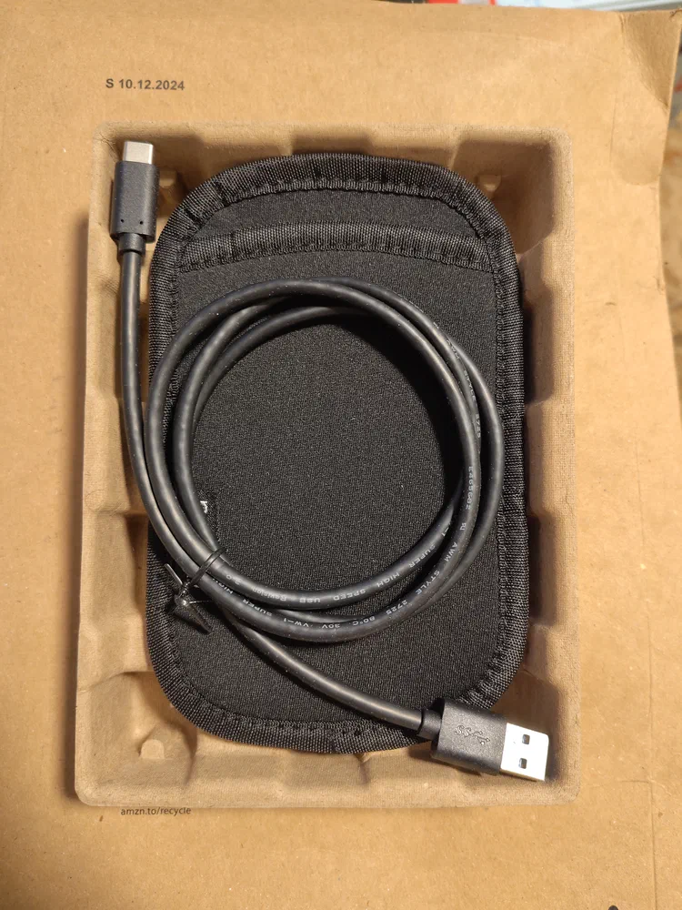 Also comes with a small pouch to avoid scratching the device.