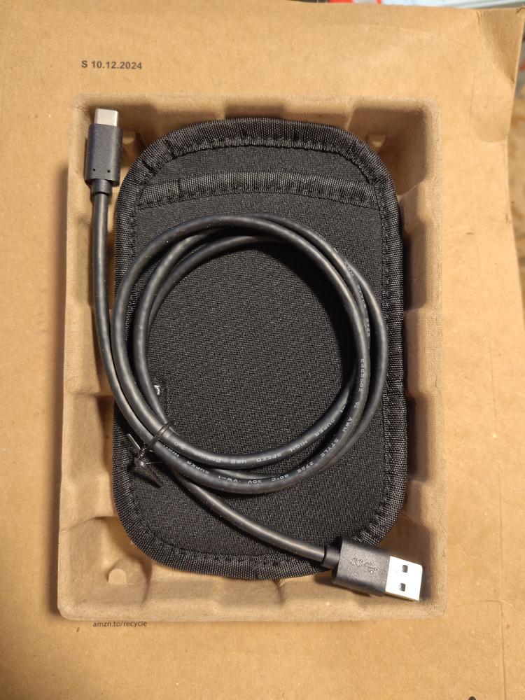 Also comes with a small pouch to avoid scratching the device.