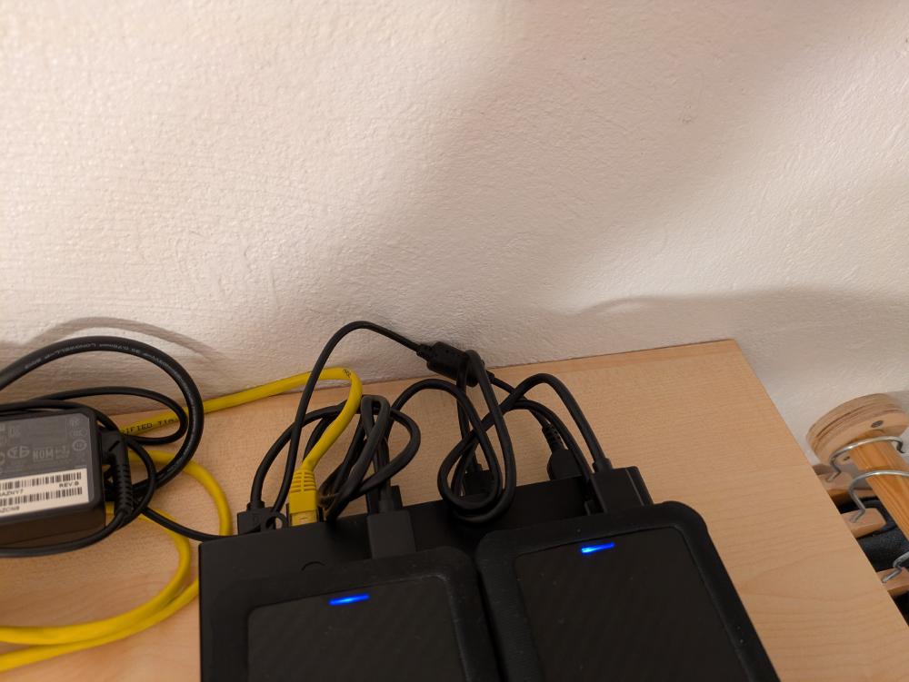 Unfortunately, this mess of cables did not work out at all, with one drive being unstable.