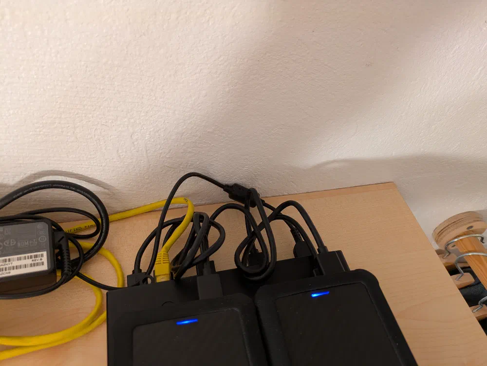 Unfortunately, this mess of cables did not work out at all, with one drive being unstable.