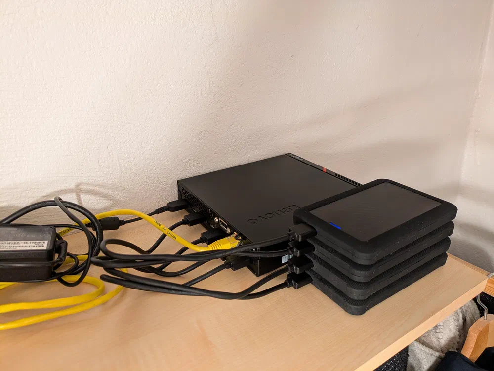 The cables are not that neatly organized, but there is much less stress on the connectors, ensuring a more stable
connection.