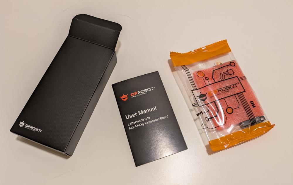 Packaging of the M.2 M-key adapter.