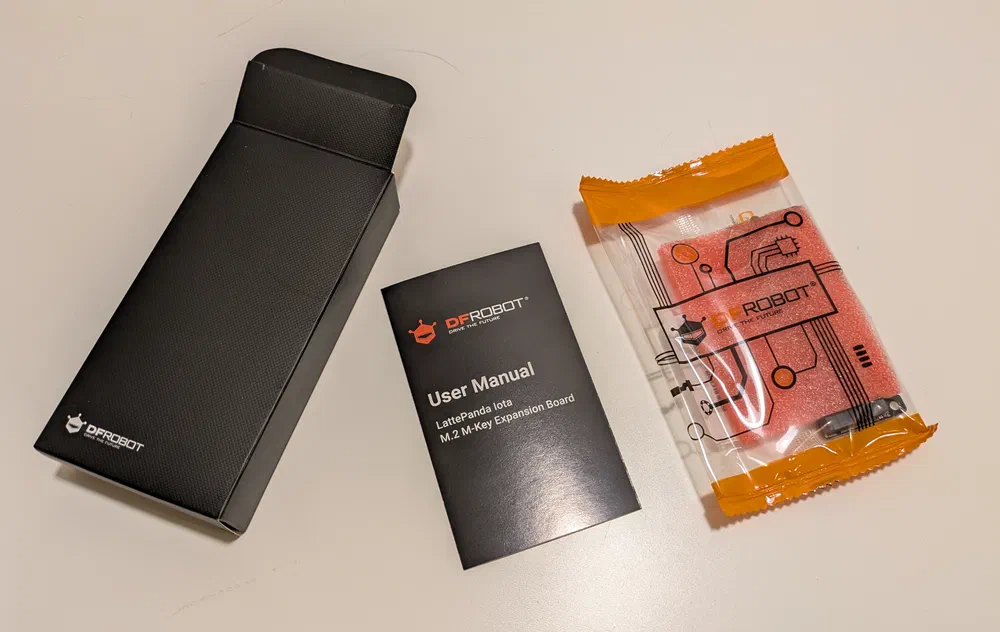 Packaging of the M.2 M-key adapter.