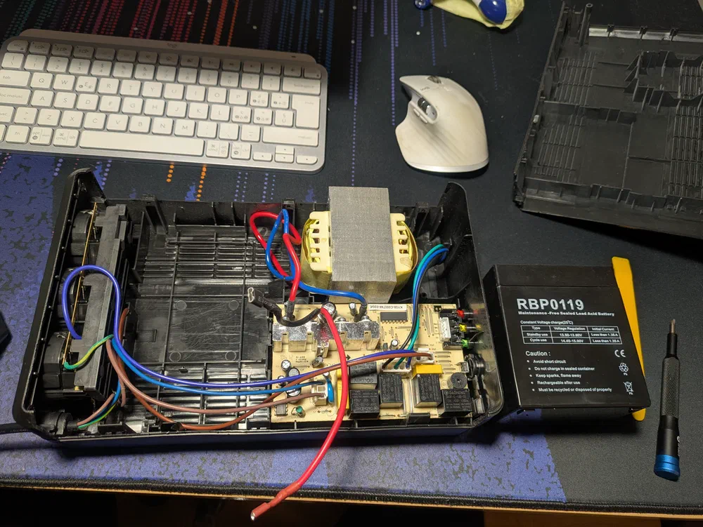 CyberPower UT650EG internals.