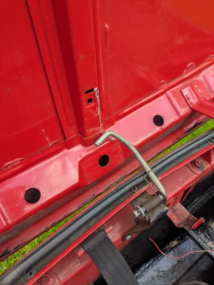 The bonnet had this odd holding thingy, which didn't seem factory, given by how it keeps scratching the metal.