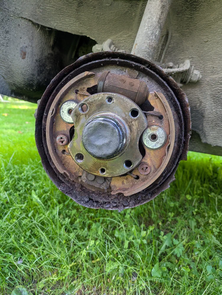 Between all that rust, you can actually notice a spring that has come loose from the bottom right. That's not supposed
to be like that, but explains a lot.