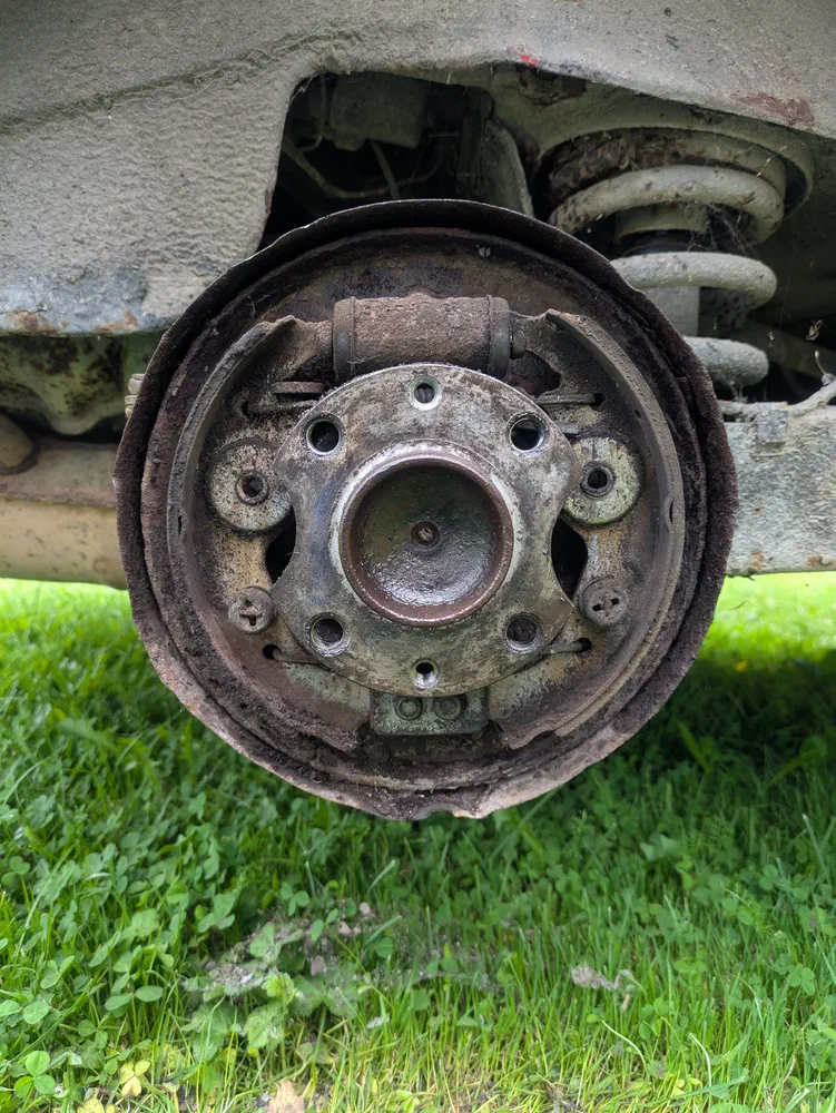 Drum brakes look like this. For reference, look up what new ones look like for Fiat 126 or 500 to understand this
condition.
