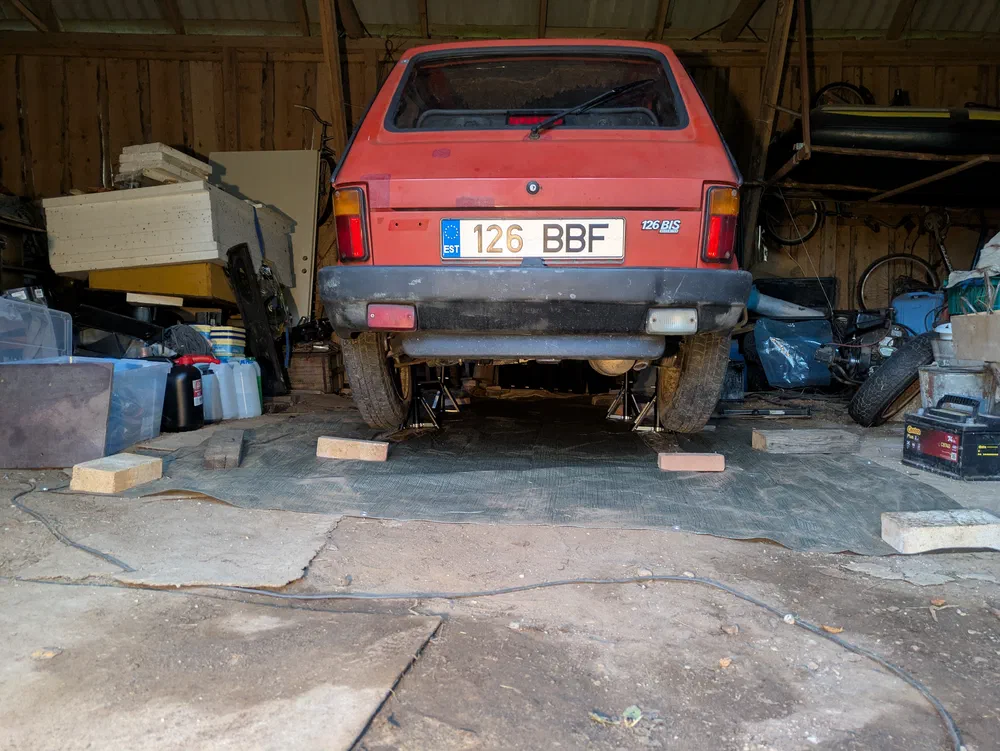 The wheels droop sadly when lifted.