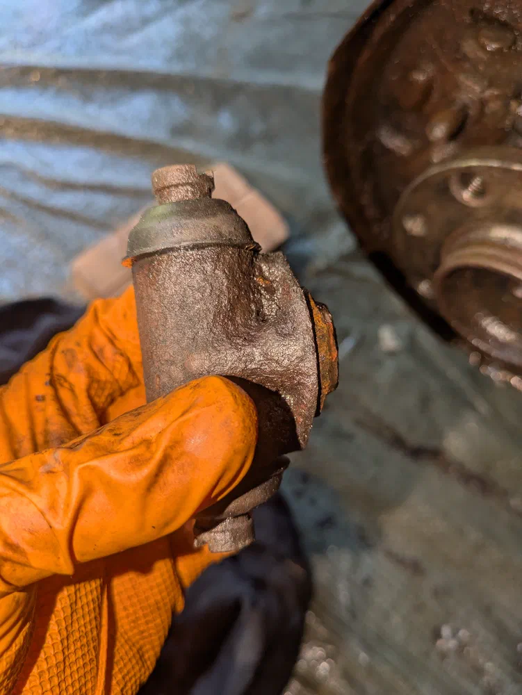 These hydraulic bits are so rusted on the outside that I initially didn't know that these even come off.